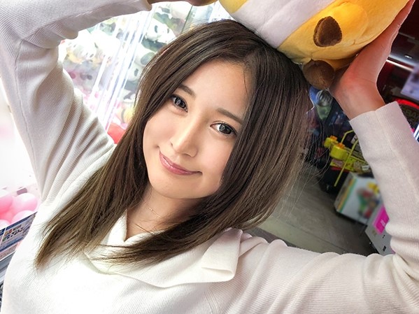 【ホテルで乱交】美乳パイパン美少女が硬直チンポで激ピストン！大声で喘ぎまくり、最後は特濃フィニッシュで大絶頂♥︎
