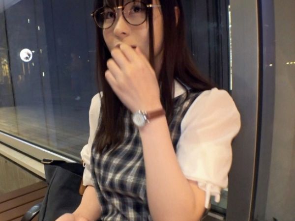 【メガネ女子の恥じらいナンパ】『ダメ…でも…』幸薄系美女がホテルで大胆に変身！チ●ポを見た途端、恥ずかしがりながらも手を伸ばし、メガネの奥の瞳がトロけるほど感じちゃう！