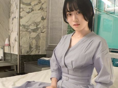 【うぶ素人】華奢で思わず抱きしめて守ってあげたくなる女の子！ほぼ未経験の肉体は男優のペニスを受け入れ初の官能を得る！
