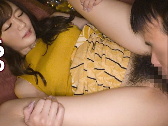 【欲求不満なビッチ美女】『彼氏じゃ物足りない…』エッチな欲望丸出しの美女が浮気セックスで本能解放！ マン汁垂らしまくりの剛毛マンコを激しく責められ、快感に悶える！♥ 貪欲なビッチの淫乱プレイは必見！