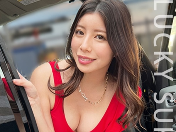 【駐車場で放尿お姉さん】我慢できずに車内でお漏らし…敏感マ○コを責められ、ガニ股で大洪水！淫乱お姉さんの潮吹きが止まらない！車内がエロ汁まみれになるほど感じまくり！