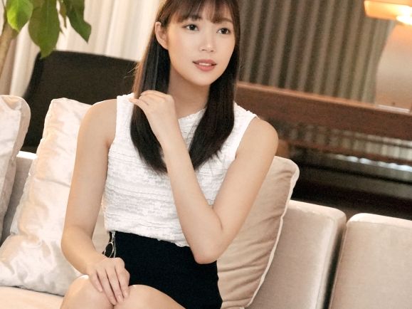 【久々セックスに悶絶！】美乳お姉さんが久々のチンポに夢中♥騎乗位で激しく腰振り、恍惚の表情で感じまくる！思わず本気汁垂れちゃう濃厚プレイ！♡