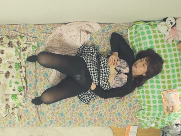 【隠し撮りオナニー】素人女子の本気オナニーを激撮！おま○こを激しく弄り、感じまくる姿は必見！淫乱モード全開でアクメを迎える瞬間を盗撮♥︎