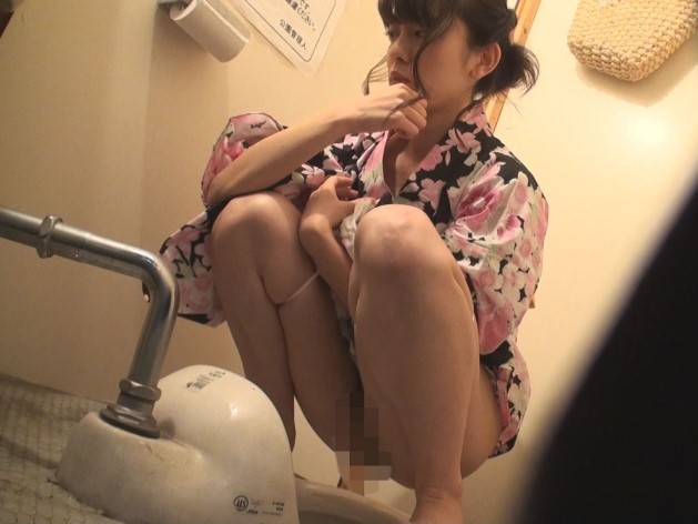 【浴衣美女の秘密】花火大会の夜、トイレでこっそりオナニー！？浴衣から覗く色っぽい素肌と、隠し撮りされたアツい瞬間がエロすぎる！
