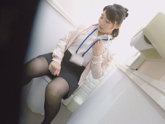 【オフィスで秘め事】パンスト美脚のOLお姉さんがトイレでこっそりオナニー！仕事中の性欲を我慢できず、指でクリを刺激して感じまくる！！