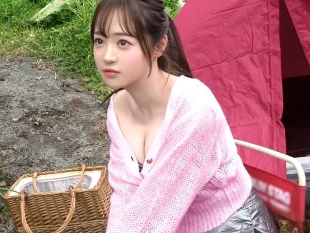 【野外ナンパ】『誰かに見られちゃう…』ソロキャンプ中のウブ女子がテントの中でこっそりエッチ！押しに弱い素人娘が自然の中で声を押し殺して感じまくり♡