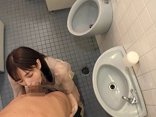 【週末ラブデート】清楚系OLがエモ彼氏と甘い時間♥公衆トイレで見せる意外なフェラテク！照れながらもチ○ポをしゃぶり尽くす週末の秘め事！