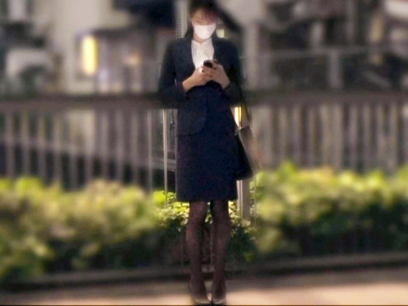 【美人OLの危険な誘惑】『仕事中なのに…我慢できない…』美脚が眩しい美人OLが、ムラムラした男に迫られ、やらしいマンコを刺激されちゃう！溢れ出るメス汁と喘ぎ声にフルボッキ必至のエロ展開！！