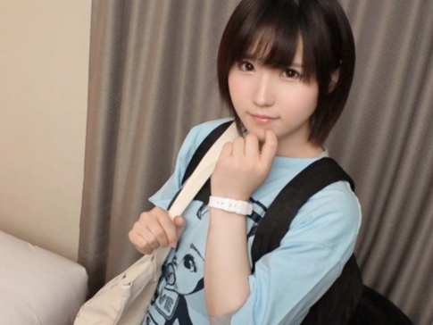 【童顔美少女と服着たままセックス】清楚系女子が正常位で激しく突かれちゃう！服の上からでもわかる敏感ボディ…童顔とのギャップがたまらない濃厚ファック！！