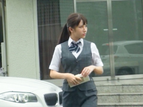 【車内密着エッチ】『仕事中なのに…』スーツ姿の美人OLと車内で禁断のセックス！パンツスーツの下は敏感ボディ♡ 激しく突かれて感じまくり、最後は顔射でフィニッシュ！